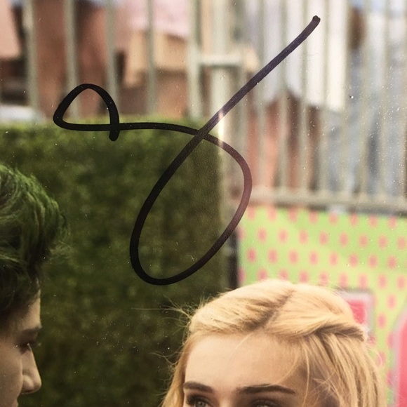 Meg Donnelly Real Autograph - Picture 3 of 3